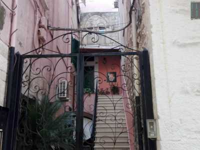 Proseguiamo lungo via Carmine e poco prima di incrociare via Corsica ci imbattiamo nel palazzo tradizionalmente attribuito alla Regina Bona, di cui rimangono una bifora e due stemmi gentilizi poco leggibili. La casa in realt� sarebbe stata di propriet� di religiosi che avrebbero solo ospitato Bona negli ultimi anni della sua vita